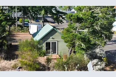 1425 Pine St, Florence, OR 97439 - Photo 2