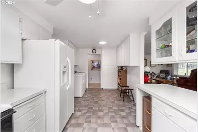 810 S Columbia Dr, Woodburn, OR 97071 - Photo 8