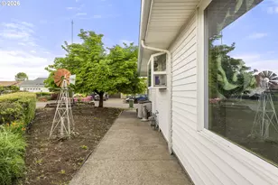 810 S Columbia Dr, Woodburn, OR 97071 - Photo 22