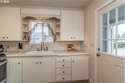 512 W Center St, Roseburg, OR 97471 - Photo 26