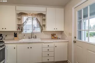 512 W Center St, Roseburg, OR 97471 - Photo 26