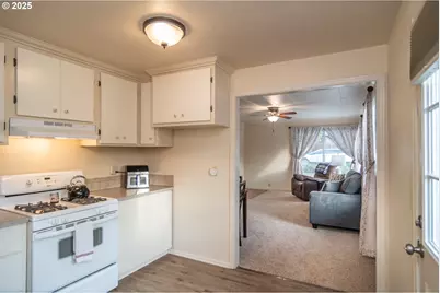 512 W Center St, Roseburg, OR 97471 - Photo 6