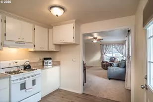 512 W Center St, Roseburg, OR 97471 - Photo 6