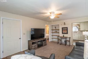 512 W Center St, Roseburg, OR 97471 - Photo 32