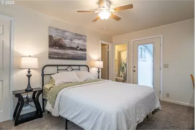 512 W Center St, Roseburg, OR 97471 - Photo 36