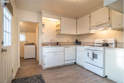 512 W Center St, Roseburg, OR 97471 - Photo 4