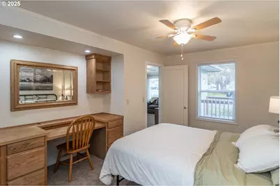 512 W Center St, Roseburg, OR 97471 - Photo 34