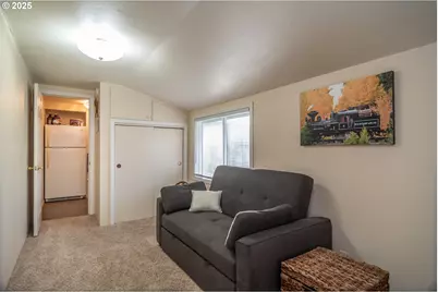 512 W Center St, Roseburg, OR 97471 - Photo 16