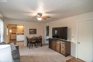 512 W Center St, Roseburg, OR 97471 - Photo 10