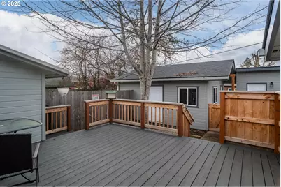 512 W Center St, Roseburg, OR 97471 - Photo 40