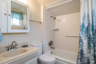 512 W Center St, Roseburg, OR 97471 - Photo 38