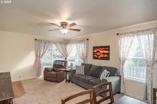 512 W Center St, Roseburg, OR 97471 - Photo 8