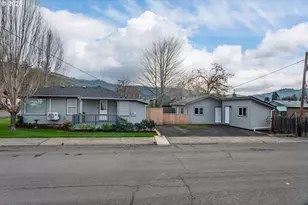 512 W Center St, Roseburg, OR 97471 - Photo 46