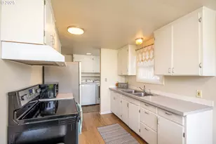 729 J St, Springfield, OR 97477 - Photo 6