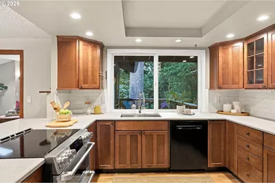 1324 SW Taylors Ferry Ct, Portland, OR 97219 - Photo 8