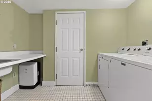 3160 Whitten Dr, Eugene, OR 97405 - Photo 36