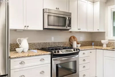 2125 SW Warwick Ave, Portland, OR 97225 - Photo 8