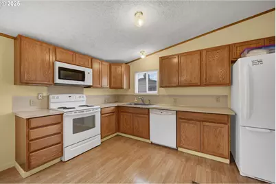 1120 W Fairview Dr #3, Springfield, OR 97477 - Photo 8