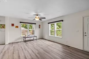 1424 NE Ridge Ave, Roseburg, OR 97470 - Photo 4