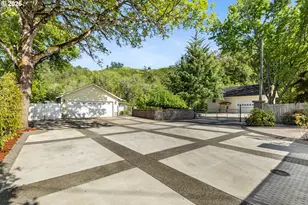 4081 NE Douglas Ave, Roseburg, OR 97470 - Photo 38