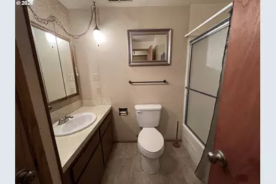 1804 NE Todd St, Roseburg, OR 97470 - Photo 14