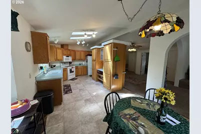 307 Manzanita Dr, Florence, OR 97439 - Photo 8