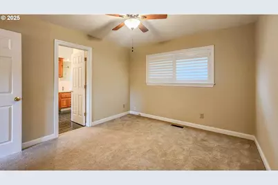 1929 NW Lynwood St, Roseburg, OR 97471 - Photo 16
