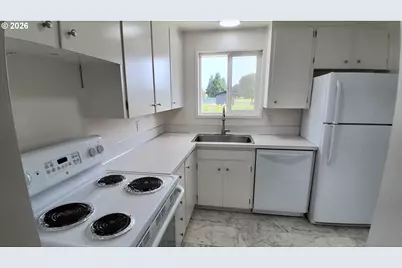 2049 W Hayes St, Woodburn, OR 97071 - Photo 10