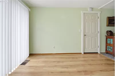 2049 W Hayes St, Woodburn, OR 97071 - Photo 14