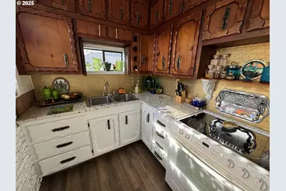 884 S 7th St, Coos Bay, OR 97420 - Photo 4