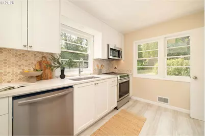 2133 SW Taylors Ferry Rd, Portland, OR 97219 - Photo 8