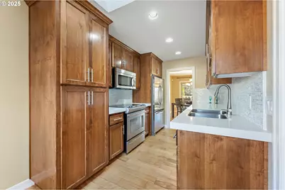 10350 SW Greenleaf Ter, Portland, OR 97224 - Photo 8