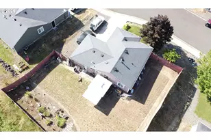 807 Callahan Dr, Roseburg, OR 97471 - Photo 2