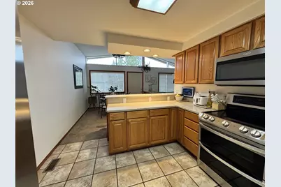 1091 Longridge Dr, Springfield, OR 97478 - Photo 6