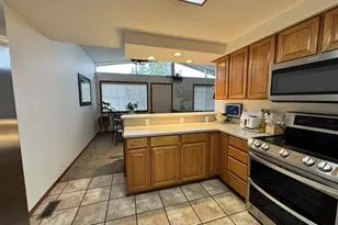 1091 Longridge Dr, Springfield, OR 97478 - Photo 6