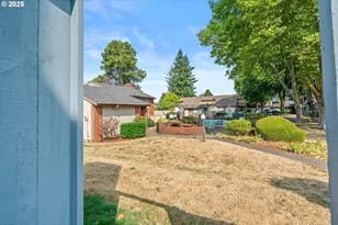 827 NE 90th Ave, Portland, OR 97220 - Photo 32