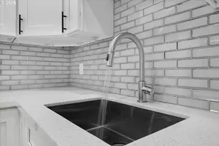 8778 N Newman Ave, Portland, OR 97203 - Photo 12