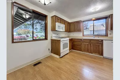 18513 SE Stephens St, Portland, OR 97233 - Photo 2
