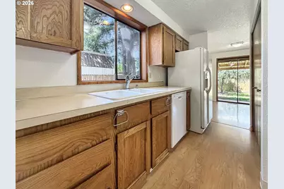 18513 SE Stephens St, Portland, OR 97233 - Photo 8