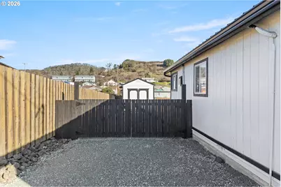 925 NE Cedar St, Roseburg, OR 97470 - Photo 36