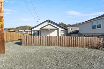 925 NE Cedar St, Roseburg, OR 97470 - Photo 42