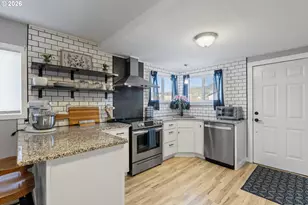 925 NE Cedar St, Roseburg, OR 97470 - Photo 12