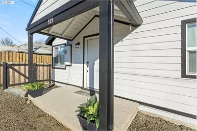 925 NE Cedar St, Roseburg, OR 97470 - Photo 2
