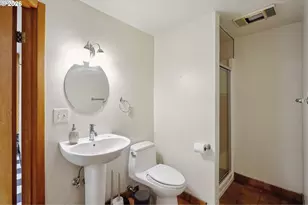 8921 SE Washington St, Portland, OR 97216 - Photo 32