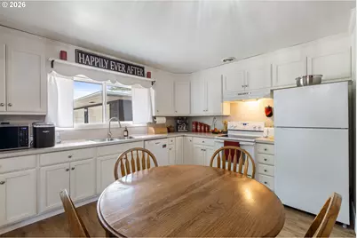 223 W Hazel St, Roseburg, OR 97471 - Photo 10