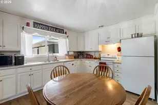 223 W Hazel St, Roseburg, OR 97471 - Photo 10