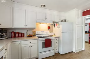 223 W Hazel St, Roseburg, OR 97471 - Photo 12