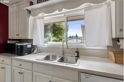 223 W Hazel St, Roseburg, OR 97471 - Photo 14