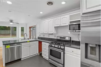 9360 SW Meadow Ln, Portland, OR 97225 - Photo 12