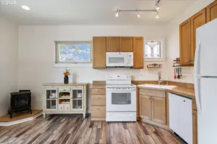 1105 29th St, Hood River, OR 97031 - Photo 8